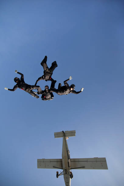 飛行機から高尚な空を駆け抜けたスカイダイバー - skydiving parachute parachuting taking the plunge ストックフォトと画像