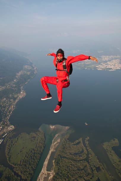 スカイダイバーの�高尚な空を下方急落します。 - skydiving parachute parachuting taking the plunge ストックフォトと画像