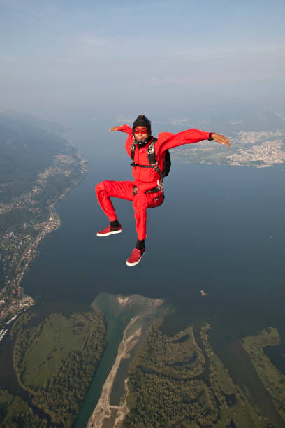 para-quedista mergulha para baixo através do céu sublime - skydiving parachute parachuting taking the plunge - fotografias e filmes do acervo