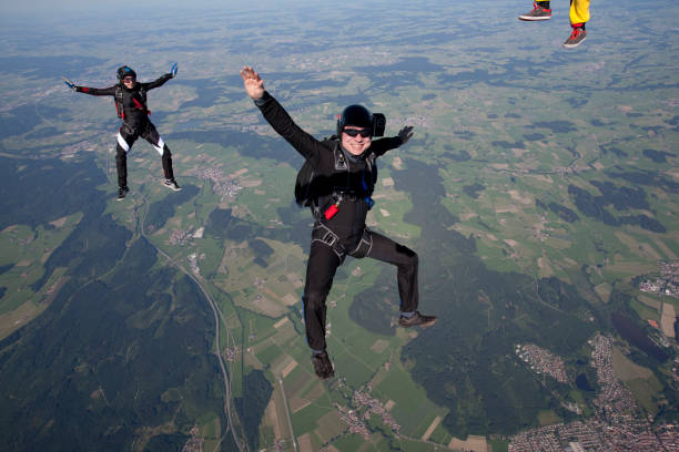 高尚な農村地域の上空でスカイダイバー突入します。 - skydiving parachute parachuting taking the plunge ストックフォトと画像