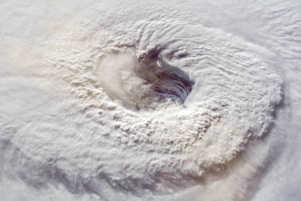 florencia de huracán sobre el atlántico cerca de la costa de estados unidos. enorme ojo de un huracán de categoría 4. elementos de esta imagen proporcionada por la nasa. - the eye of the storm thunderstorm storm cloud fotografías e imágenes de stock