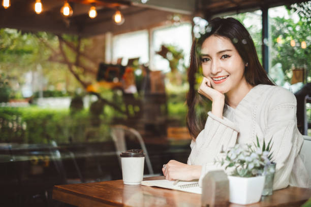 portrait jeune belle femme asiatique travaillant au café café - restaurant business person setting the table clothing photos et images de collection