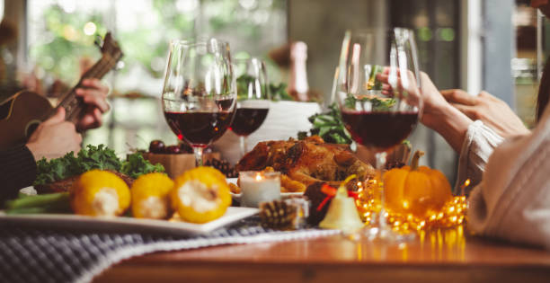 pasto a cena a tavola per la festa di natale e ringraziamento - thanksgiving dinner party feast day turkey foto e immagini stock