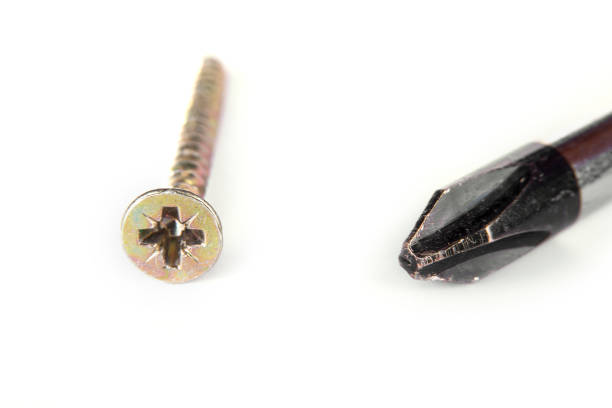 나사와 흰색 바탕에 드라이버의 근접 촬영 - screwdriver isolated phillips work tool 뉴스 사진 이미지