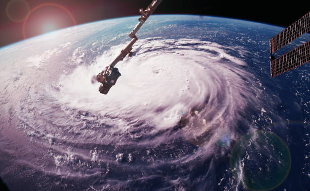 florencia de huracán sobre el atlántico cerca de la costa de estados unidos, vista desde la estación espacial. enorme ojo de un huracán de categoría 4. elementos de esta imagen proporcionada por la nasa. - the eye of the storm thunderstorm storm cloud fotografías e imágenes de stock