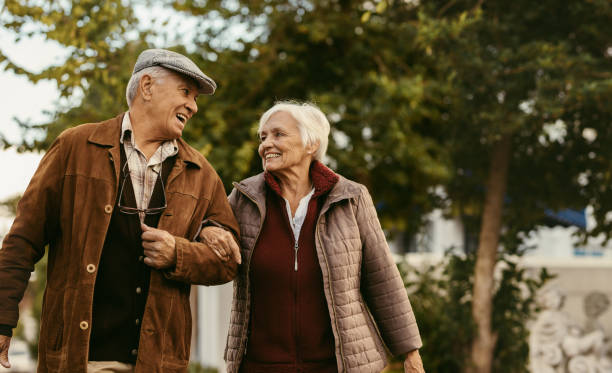 amorosa pareja senior pasear juntos en un día de invierno - mature adult couple caucasian outdoors fotografías e imágenes de stock