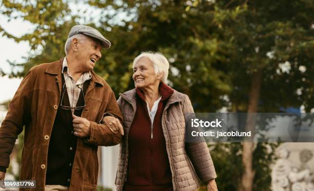 Foto de Casal Apaixonado Sênior Desfrutar De Um Passeio Juntos Num Dia De Inverno e mais fotos de stock de Terceira idade