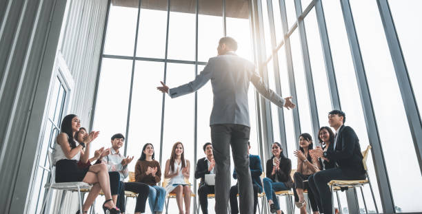 uomini d'affari che battono le mani durante l'incontro in ufficio per il loro successo nel lavoro aziendale - cerimonia di premiazione foto e immagini stock