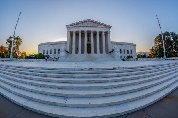 vista de gran ángulo con la u s edificio de la corte suprema, washington dc - legal system us supreme court column washington dc fotografías e imágenes de stock