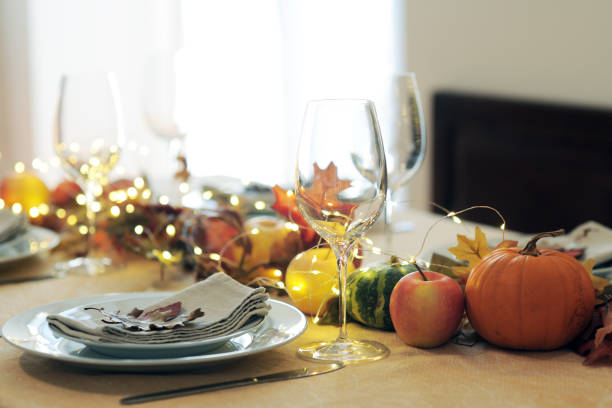 impostazione del tavolo del ringraziamento - thanksgiving table setting autumn foto e immagini stock