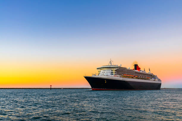 nave da crociera cunard line queen mary 2 - queen mary 2 foto e immagini stock