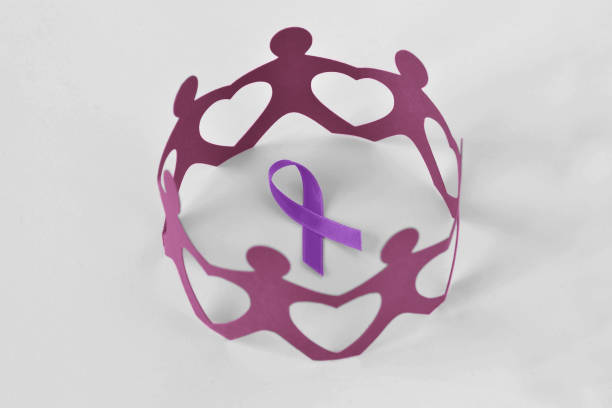 gens de papier en cercle autour d’un ruban violet sur fond blanc - sensibilisation du concept de la violence familiale ; la maladie d’alzheimer, le cancer du pancréas, sensibilisation à l’épilepsie et lymphome de hodgkin - hodgkins disease photos et images de collection