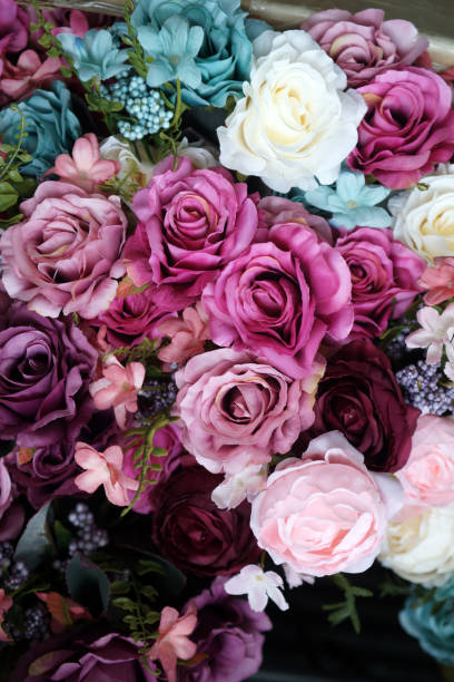 다 색된 모조 꽃 - cut flowers rose purple flower arrangement 뉴스 사진 이미지