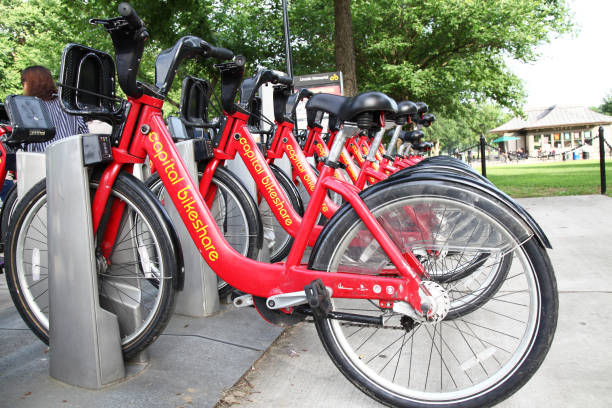 washington dc, eua-junho 14, 2018:red moto alugar de capital bikeshare em washington dc, eua. - bikeshare - fotografias e filmes do acervo