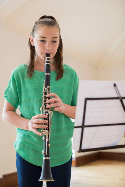 femelle lycéen jouant clarinette - clarinette photos et images de collection