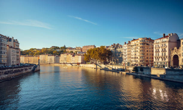 cidade velha lyon vista da ponte sobre o rio saone. - rhone bridge - fotografias e filmes do acervo