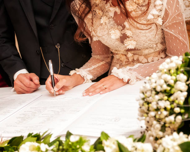 firma delle mani durante il matrimonio - registry office foto e immagini stock