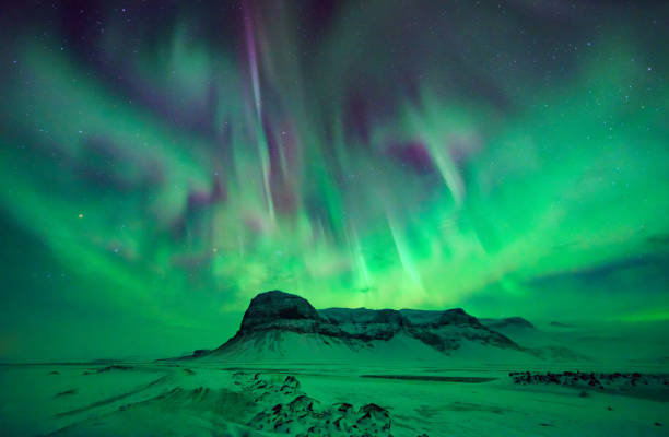 aurora boreal colorido misto dançando no céu - aurora borealis iceland astronomy tranquil scene - fotografias e filmes do acervo