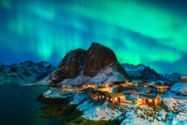 bunte aurora borealis - lake night winter sky stock-fotos und bilder