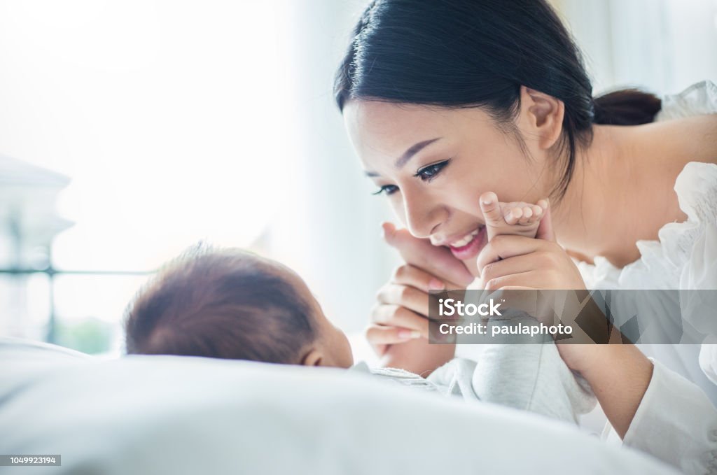 Mutters Hände halten neugeborenen Babys Füße. - Lizenzfrei Mutter Stock-Foto