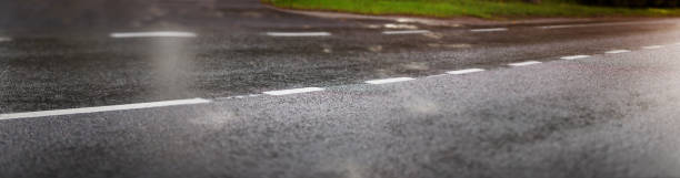 carretera de asfalto negro y blanco líneas divisorias - tire car brake rain fotografías e imágenes de stock