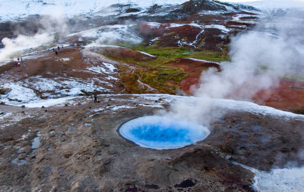 geysir famoso na islândia - circle natural phenomenon water snow - fotografias e filmes do acervo