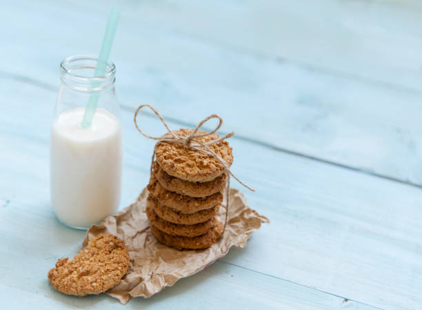 las galletas y la botella de leche - milk milk bottle drinking straw cookie fotografías e imágenes de stock