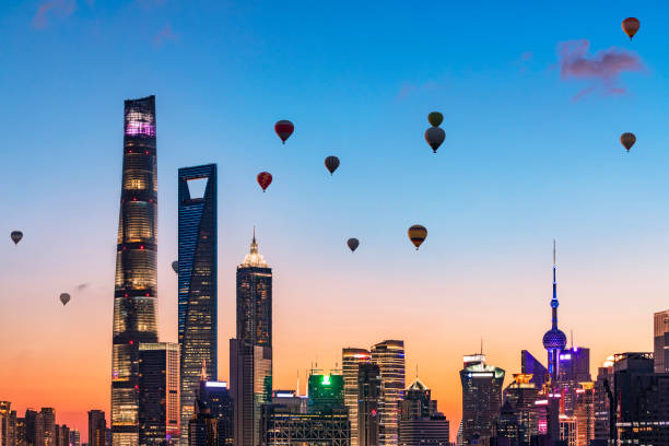 gün batımında shanghai manzarası - china balloon stok fotoğraflar ve resimler