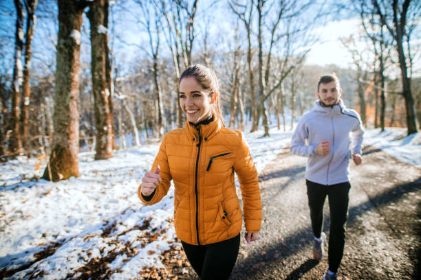 par de fitness invierno mañana ejercicio de montaña cubierto de nieve. - family sport exercising jogging fotografías e imágenes de stock