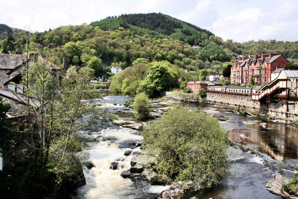 a view of the river dee at llangollen - dee river river denbighshire wales imagens e fotografias de stock