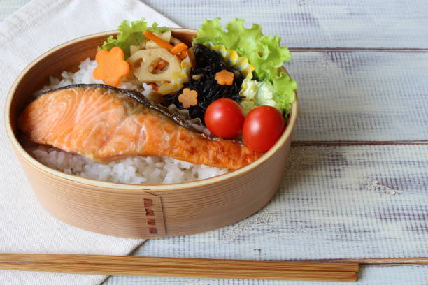 déjeuner de saumon grillé - japanese bento photos et images de collection