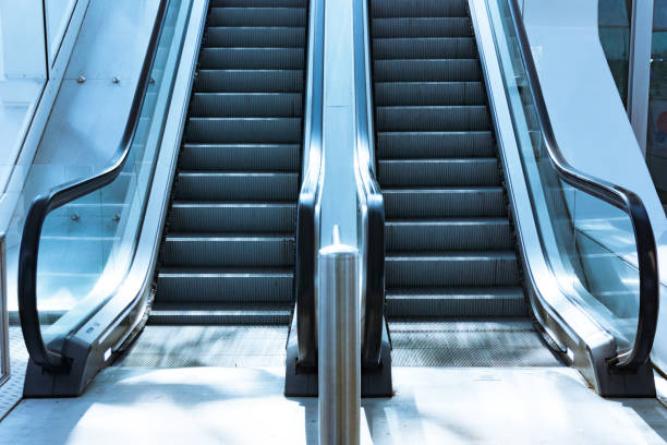 escadas rolantes na estação ferroviária de hague - escalator automated built structure moving down - fotografias e filmes do acervo