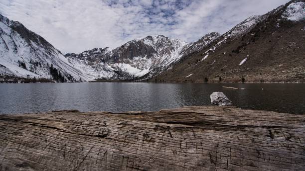 カリフォルニアのシエラ山脈の東部の湖 - 有罪と決定します。 - convict lake ストックフォトと画像