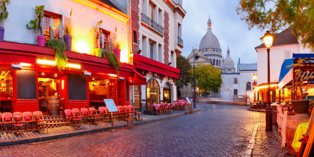montmartre in paris, france - paris square architecture travel destinations urban scene imagens e fotografias de stock