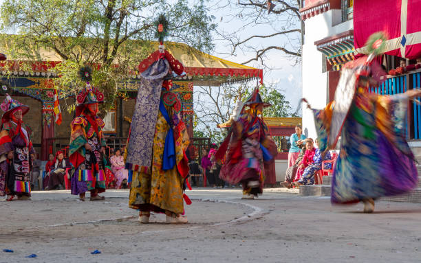 monjes no identificados bailando una danza religiosa misterio enmascarados y disfrazados de budismo tibetano durante el festival de danza de cham. bailarina de difuminado de movimiento. - cham mask fotografías e imágenes de stock