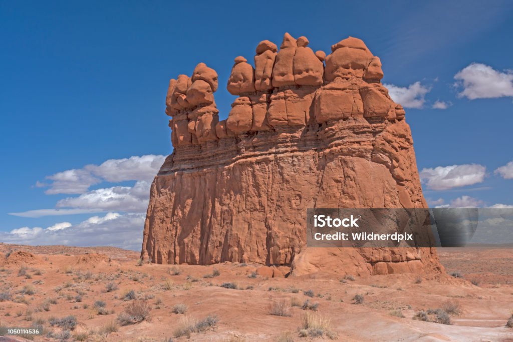 Monolito de erosão no deserto - Foto de stock de Pináculo - Formação rochosa royalty-free