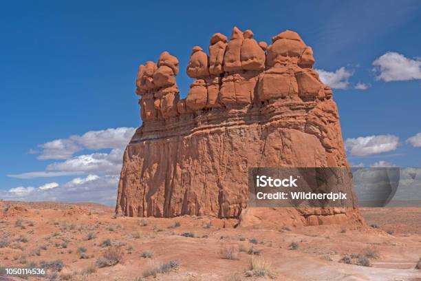 Foto de Monolito De Erosão No Deserto e mais fotos de stock de Pináculo - Formação rochosa - Pináculo - Formação rochosa, Rocha, Areia