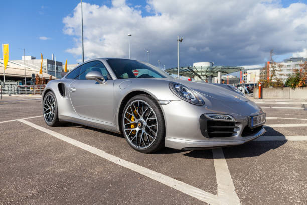 porsche 911 stoi na parkingu w pobliżu lotniska w hamburgu - porsche 911 zdjęcia i obrazy z banku zdjęć