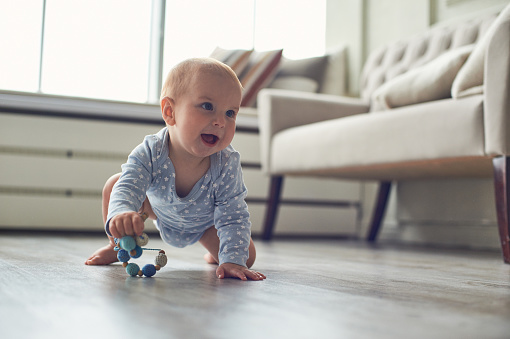 niño bebé gateando en el piso en casa photo