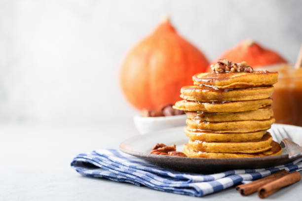 gustosi pancake di zucca con noci e salsa al caramello - honey caramel syrup fruit foto e immagini stock