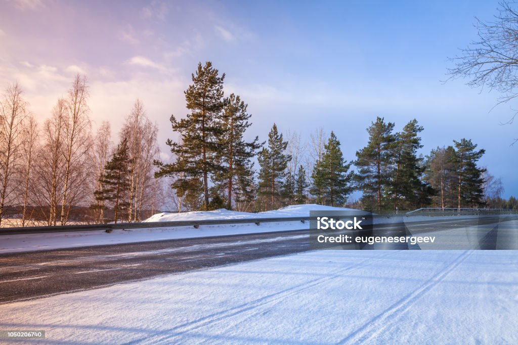 Invierno de perspectiva de carretera de asfalto rural vacío - Foto de stock de Vía libre de derechos