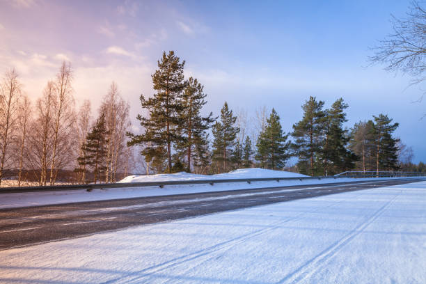 hiver de perspective route asphalte rural vide - winterroad photos et images de collection