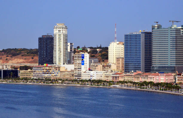 luanda bay - panorama of the waterfront avenue, avenida marginal / 4 de fevereiro - skyline - east side, angola - baia de luanda imagens e fotografias de stock