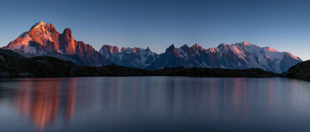 tramonto sul monte bianco - mountain alpenglow glowing lake foto e immagini stock