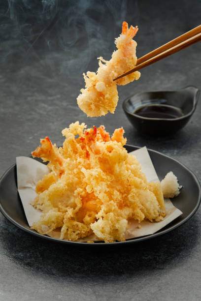 темпура креветки японская еда во фритюре вкусные традиционные - tempura стоковые фото и изображения