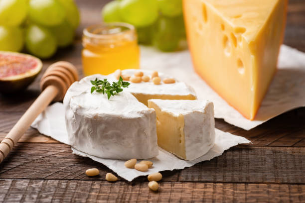 cheese plate with brie, camembert, maasdam cheese and fruits - italian cuisine wine food pasta imagens e fotografias de stock