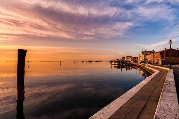 romántica puesta de sol en la laguna de venecia. isla de pellestrina. - lido fotografías e imágenes de stock