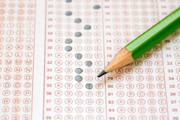 istock Exams quiz test paper 1050261766
