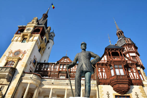 statue en marbre du roi carol i par rafaello romanelli.exterior du château de peles en hiver, situé dans les montagnes des carpates, sinaia, roumanie - sinaia photos et images de collection