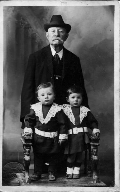 retrato de familia italiana de los años 1920 alassio liguria italia - 1940 fotografías e imágenes de stock